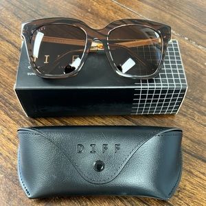 DIFF “Bella” Tiger Print Sunglasses 🐅